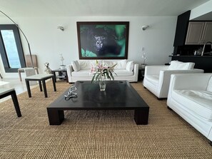 TV connectée, lecteur de DVD, espaces bureaux, écrans d'ordinateur