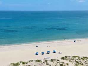 En la playa, camastros y toallas de playa 