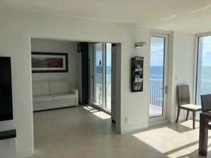 Smart-tv, dvd-spelare, kontor och datorskärmar