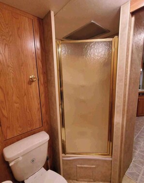 Hårtørrer, håndklæder, Toiletpapir