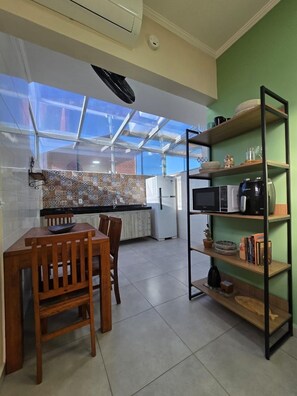 Refrigerador, microondas, parrilla de estufa y cafetera y tetera