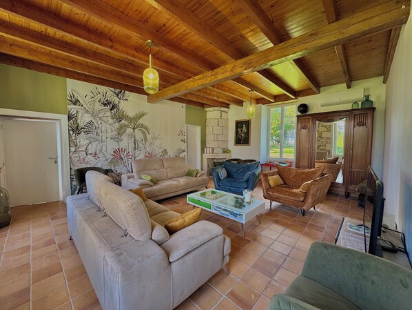 Smart TV, fireplace, DVD player, table tennis