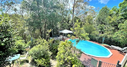 Luxury Mountain Retreat, 6 Bedroom, 3 Bathroom with Gym and Heated Swimming Pool