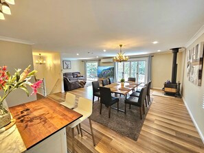 Interior - Luxury Mountain Retreat, 6 Bedroom, 3 Bathroom with Gym and Heated Swimming Pool (Springwood)