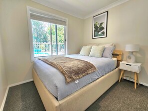 6 bedrooms, iron/ironing board, WiFi, bed sheets - Luxury Mountain Retreat, 6 Bedroom, 3 Bathroom with Gym and Heated Swimming Pool (Springwood)