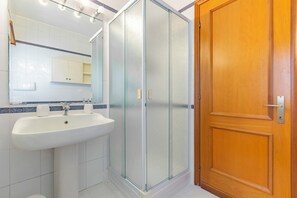 Dusche, Haartrockner, Bidet, Handtücher