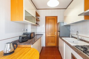 Frigorífic, microones, forn i placa de cuina 