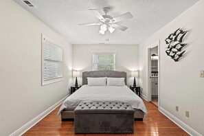 3 bedrooms, free WiFi, bed sheets - Beachy Keen - Across the Street from Beach! (North Myrtle Beach)