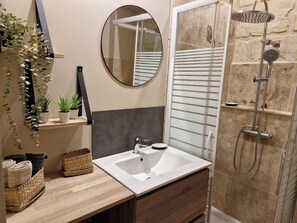 Shower, hair dryer, towels, soap - Appartement Cosy, en Intra- Muros, Situé à Proximité du Palais des Papes (Avignon)