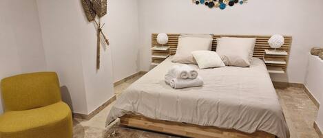 1 slaapkamer, een strijkplank/strijkijzer, wifi, beddengoed