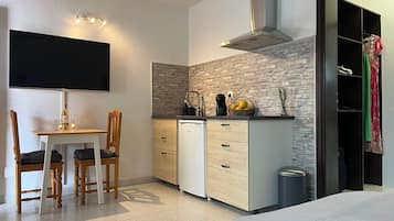 Standard Apartment, Patio, Mountain View | Private kitchen