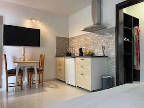 Standard Apartment, Patio, Mountain View | Private kitchen