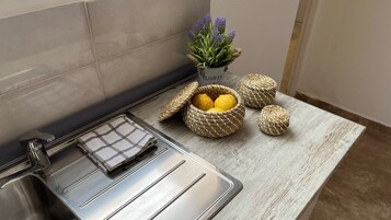 标准公寓, 露台, 泳池景观 | 私人厨房