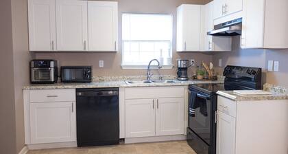 LUX - Downtown Oasis - Pool Table!