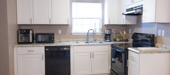 LUX - Downtown Oasis - Pool Table!