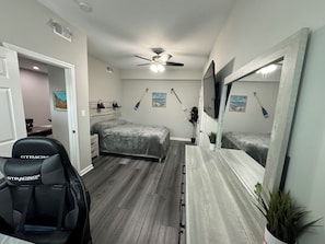 3 dormitorios, caja fuerte, escritorio y tabla de planchar con plancha