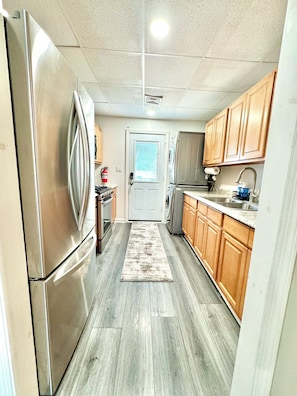 Frigorífico, microondas, horno y placa de cocina