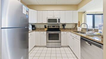 Refrigerador, microondas, horno, placa de cocina