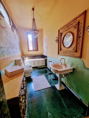 Dusche, Haartrockner, Bidet, Handtücher
