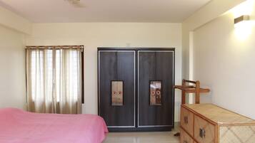 3 bedrooms, desk, WiFi, bed sheets