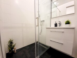 Lejlighed | Badeværelse | Hårtørrer, håndklæder, Sæbe, Toiletpapir