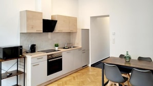 Apartment, 2 Bedrooms | Dapur peribadi | Pembancuh kopi espreso, pembancuh kopi/teh, peti sejuk 