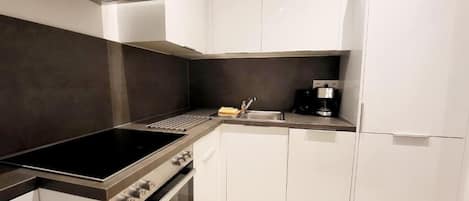 Apartment, 3 Bedrooms | Private kitchen | Fridge, microwave, oven, stovetop