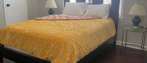 2 habitaciones, tabla de planchar con plancha, wifi y ropa de cama