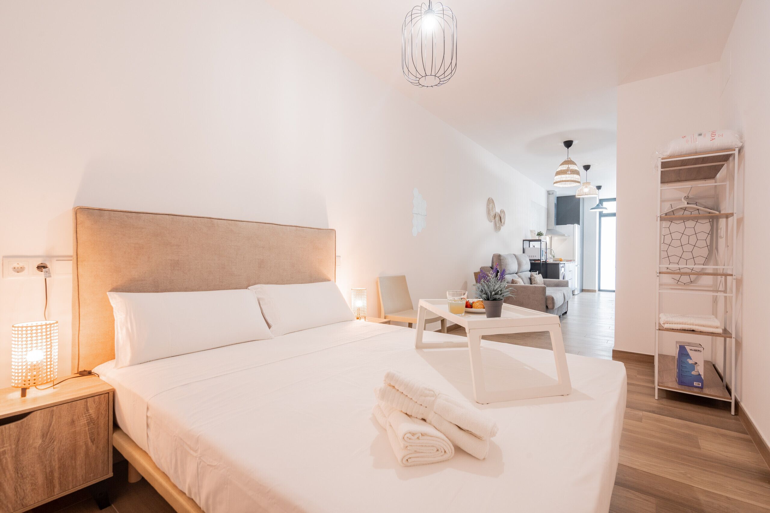 Tabla de planchar con plancha, wifi gratis, ropa de cama