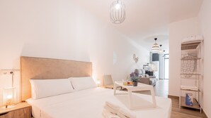 Une chambre d’hôtel avec un grand lit, une table de chevet et une armoire.