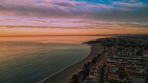 Un paysage urbain côtier avec une plage et des immeubles résidentiels.