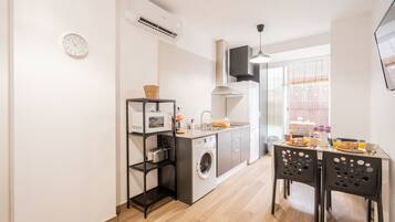 Frigorifero, microonde, macchina per tè/caffè, tostapane