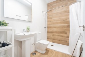 Shower, towels - VisitVal flats. Apartamento 2 by Host Valencia (Valencia)