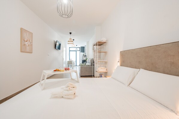 Tabla de planchar con plancha, wifi gratis y ropa de cama 