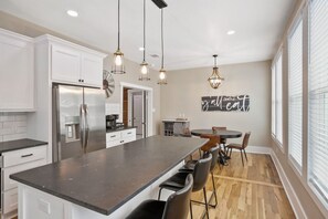 冷蔵庫、電子レンジ、オーブン、コンロ