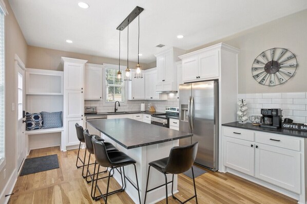 冷蔵庫、電子レンジ、オーブン、コンロ