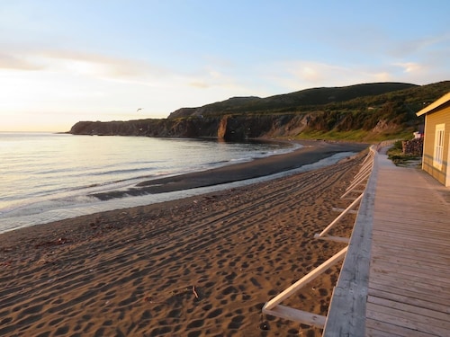 Sunset Escape! 3-bedroom bungalow near the Ocean with AC and WIFI.
