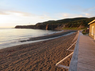 Sunset Escape! 3-bedroom bungalow near the Ocean with AC and WIFI.
