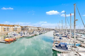Marina - On the Water 5 A One-of-a-Kind Stay | Free Parking | By My Getaways (Brighton)