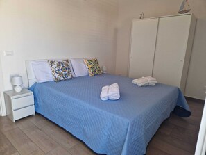 1 bedroom, WiFi, bed sheets - The Knight Apartment (Capaci)
