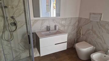 Dusche, Haartrockner, Bidet, HandtĂŒcher