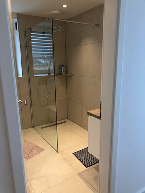 Douche, sĂšche-cheveux, serviettes fournies, savon