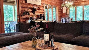 TV connectée, cheminée, jeux vidéo, baby-foot