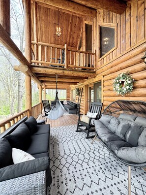 Terrace/patio - Serene Private Luxury Escape w/Beautiful Porches, Spa Patio & Fun Game Rooms (Bloomington)