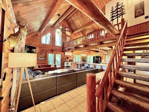 Serene Private Luxury Escape w/Beautiful Porches, Spa Patio & Fun Game Rooms