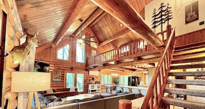 Serene Private Luxury Escape w/Beautiful Porches, Spa Patio & Fun Game Rooms