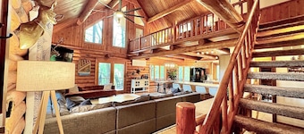 Serene Private Luxury Escape w/Beautiful Porches, Spa Patio & Fun Game Rooms