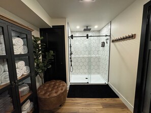 Shower, eco-friendly toiletries, hair dryer, towels - Serene Private Luxury Escape w/Beautiful Porches, Spa Patio & Fun Game Rooms (Bloomington)