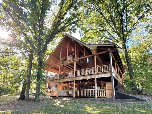 Gorgeous XL Log Cabin in Bloomington, IL! 2 Game Rooms + Hot Tub & Sauna!