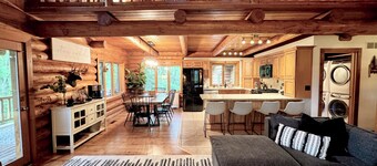 Serene Private Luxury Escape w/Beautiful Porches, Spa Patio & Fun Game Rooms